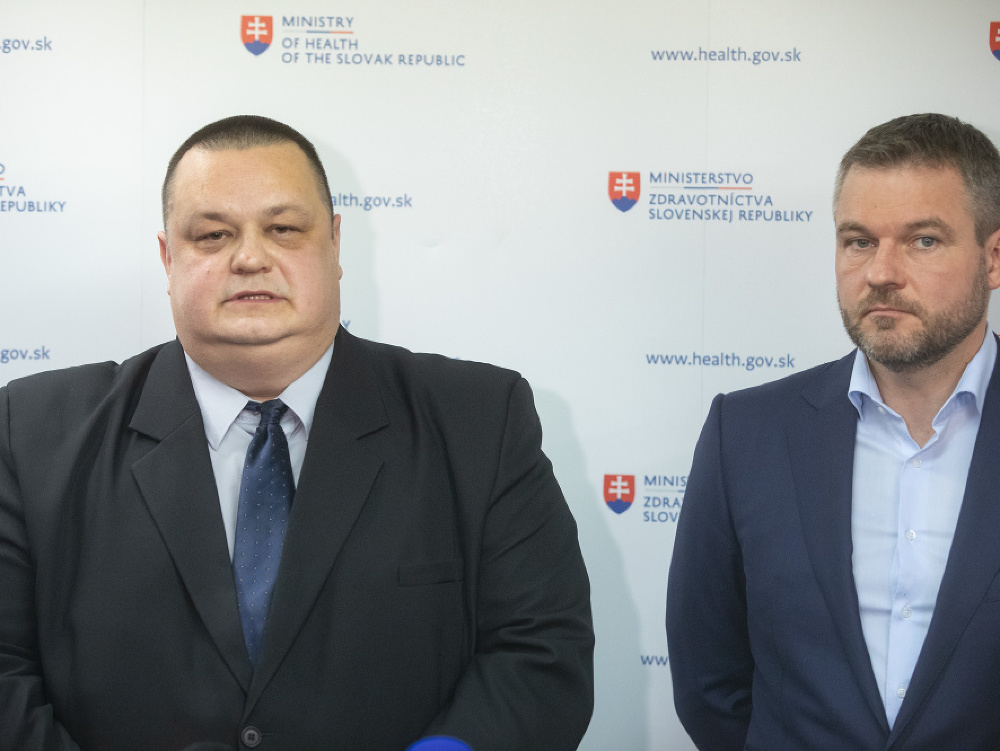 Hlavný hygienik Ján Mikas a predseda vlády Peter Pellegrini 