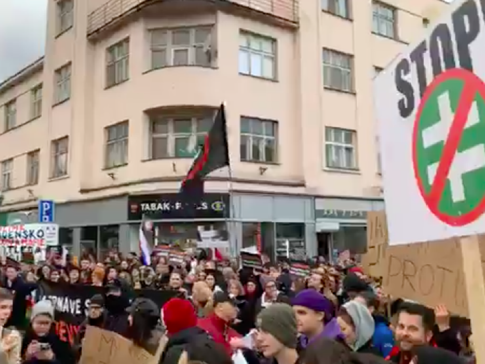 V Trnave na protestujúcich útočili agresívni podporovatelia strany ĽSNS.