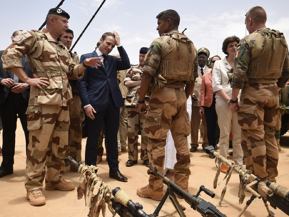 Macron s vojakmi bojujúcim proti extrémistickým skupinám v africkom regióne Sahel.