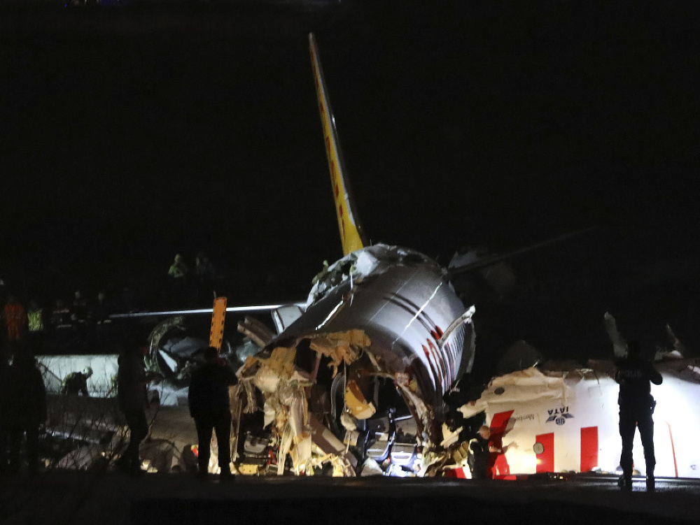 Na snímke je lietadlo, ktoré zišlo z pristávacej dráhy a rozlomilo sa na niekoľko častí na letisku v tureckom Istanbule