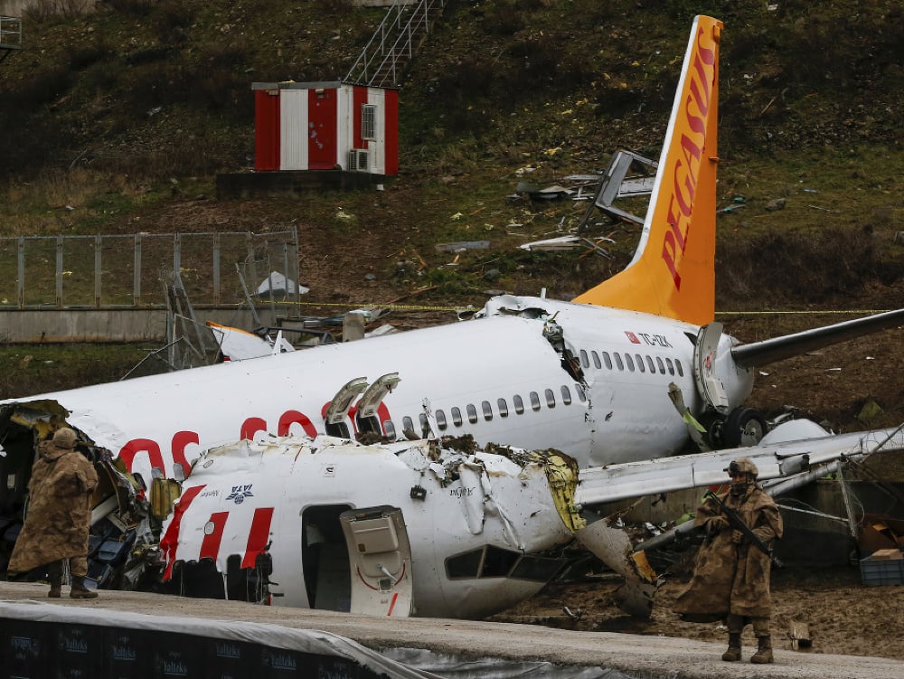 Na snímke je lietadlo, ktoré zišlo z pristávacej dráhy a rozlomilo sa na dve časti na letisku v tureckom Istanbule