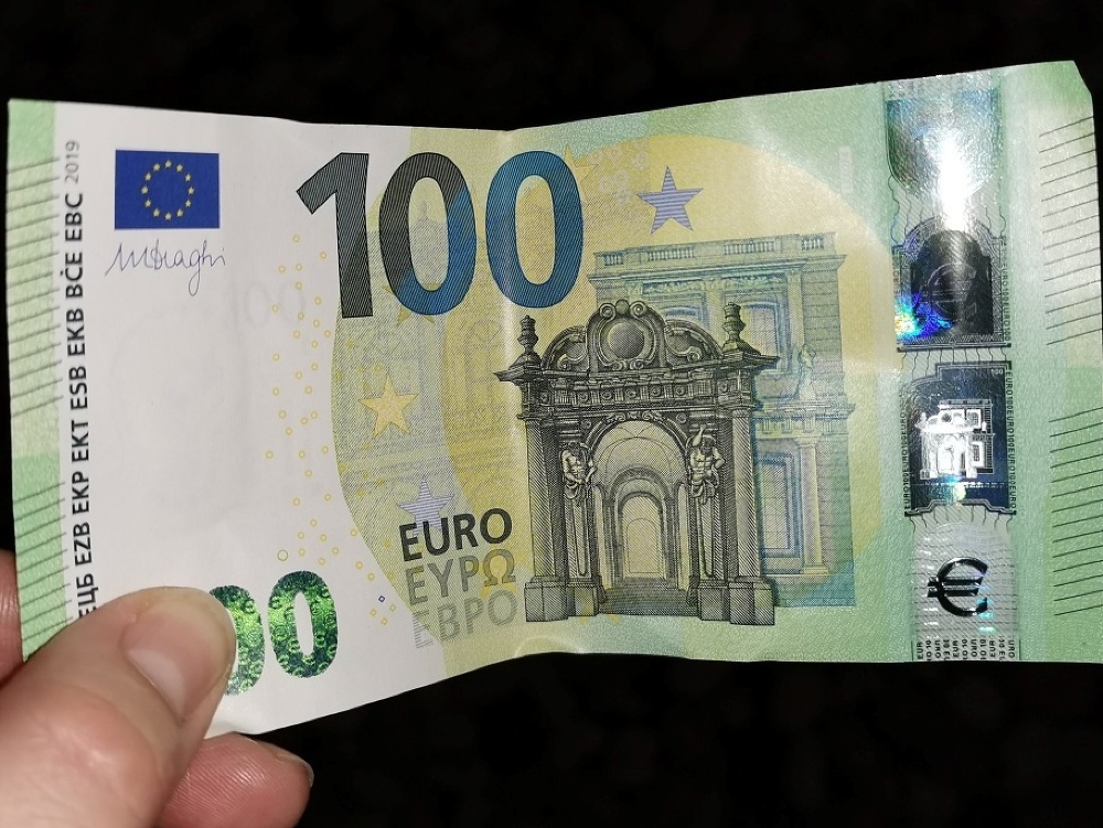 Policajti zadržali a obvinili osoby, ktoré platili v Trnave falošnými bankovkami. 