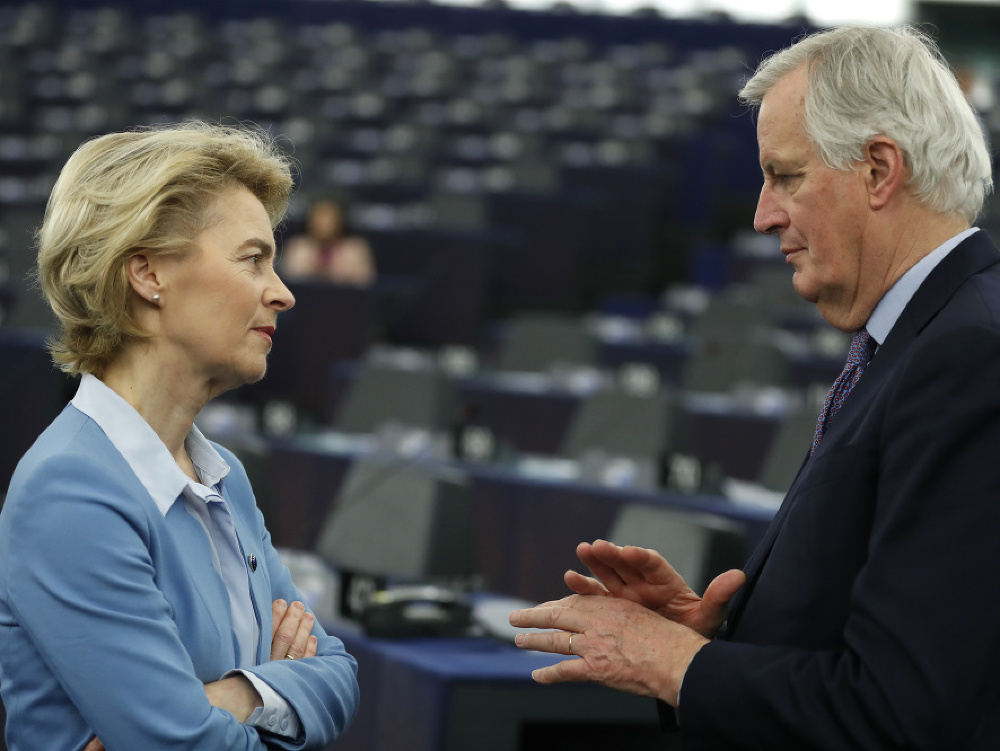 Ursula von der Leyenová a Michel Barnier