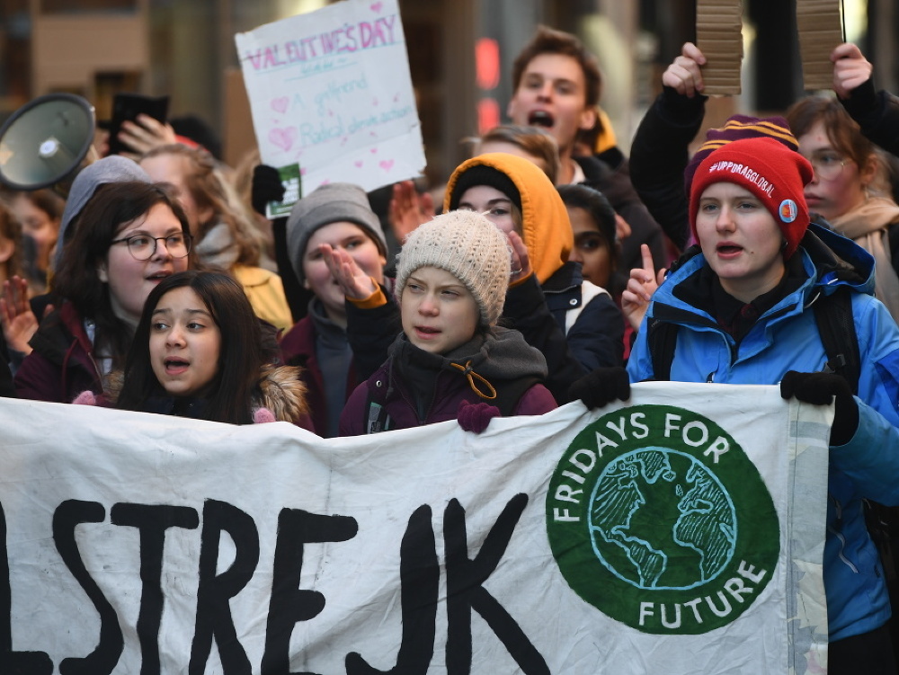 Švédska klimatická aktivistka Greta Thunbergová (uprostred) počas piatkového klimatického protestu v Štokholme