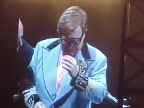 Elton John stratil hlas a zrútil sa. 