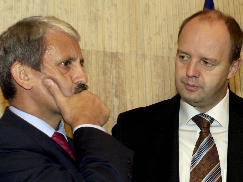 Na snímke vtedajší premiér Mikuláš Dzurinda (vľavo) a minister hospodárstva Pavol Rusko
