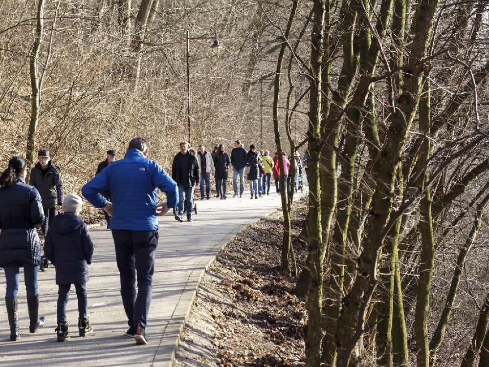 Pekné slnečné počasie vylákalo Bratislavčanov na prechádzku