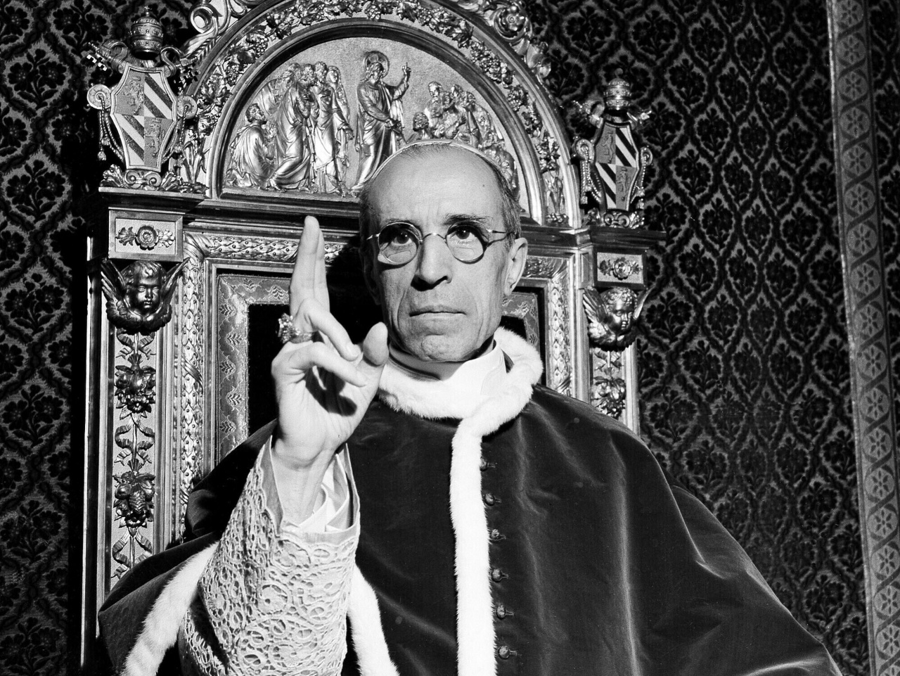 Na archívnej snímke zo septembra 1945 pápež Pius XII. dáva požehnanie vo Vatikáne.