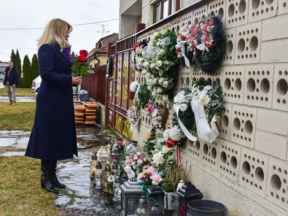 Prezidentka Zuzana Čaputová si v deň druhého výročia vraždy novinára Jána Kuciaka a jeho snúbenice Martiny Kušnírovej uctila ich pamiatku vo Veľkej Mači
