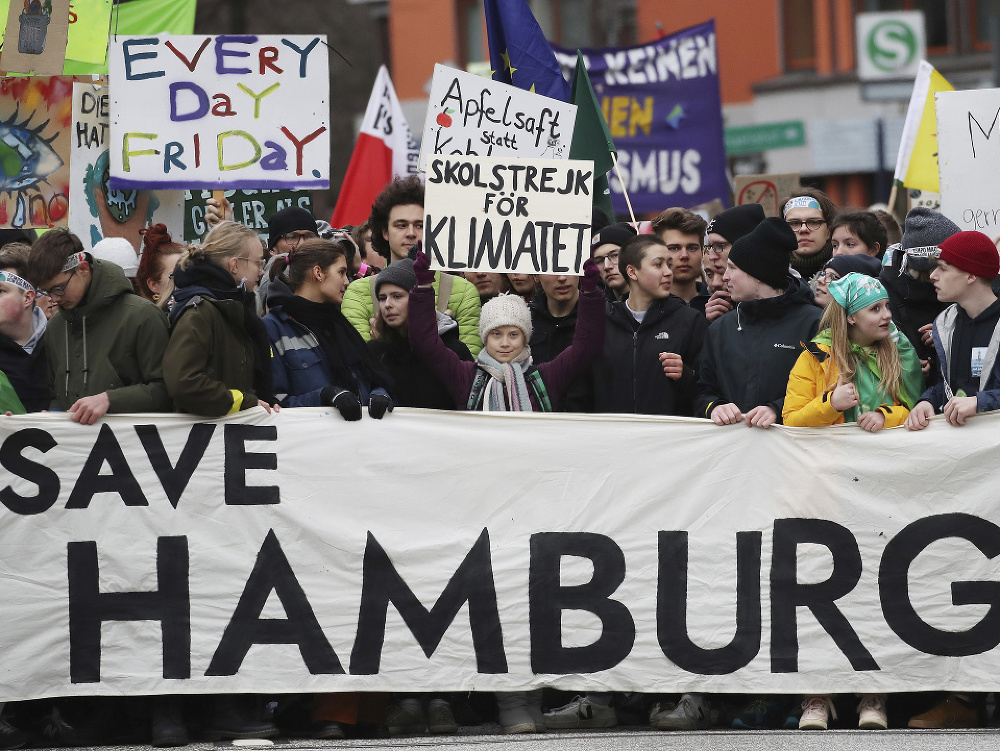 Švédska klimatická aktivistka Greta Thunbergová (uprostred) počas klimatického štrajku za ochranu klímy pod heslom Piatky za budúcnosť v Hamburgu