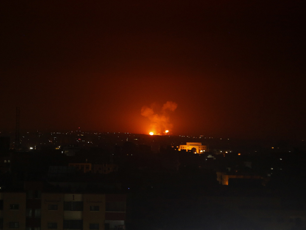 Ozbrojené sily uviedli, že zasiahli ciele militantov južne od Damasku a v Pásme Gazy
