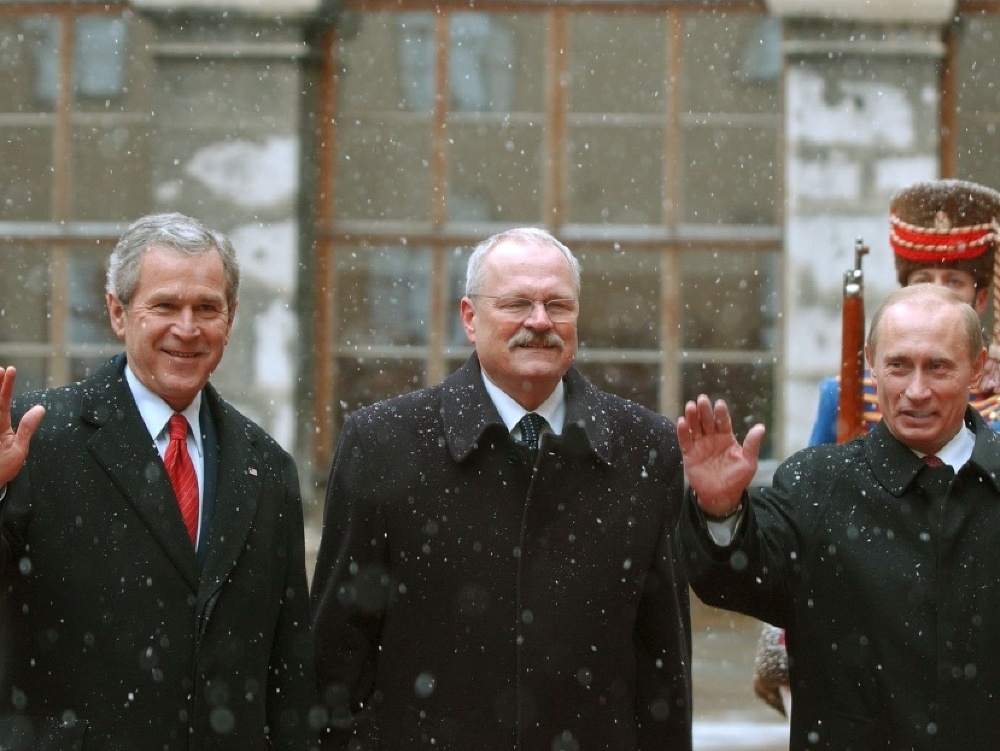 Prezidenti USA a Ruska George Bush a Vladimir Putin v sprievode vtedajšieho prezidenta SR Ivana Gašparoviča