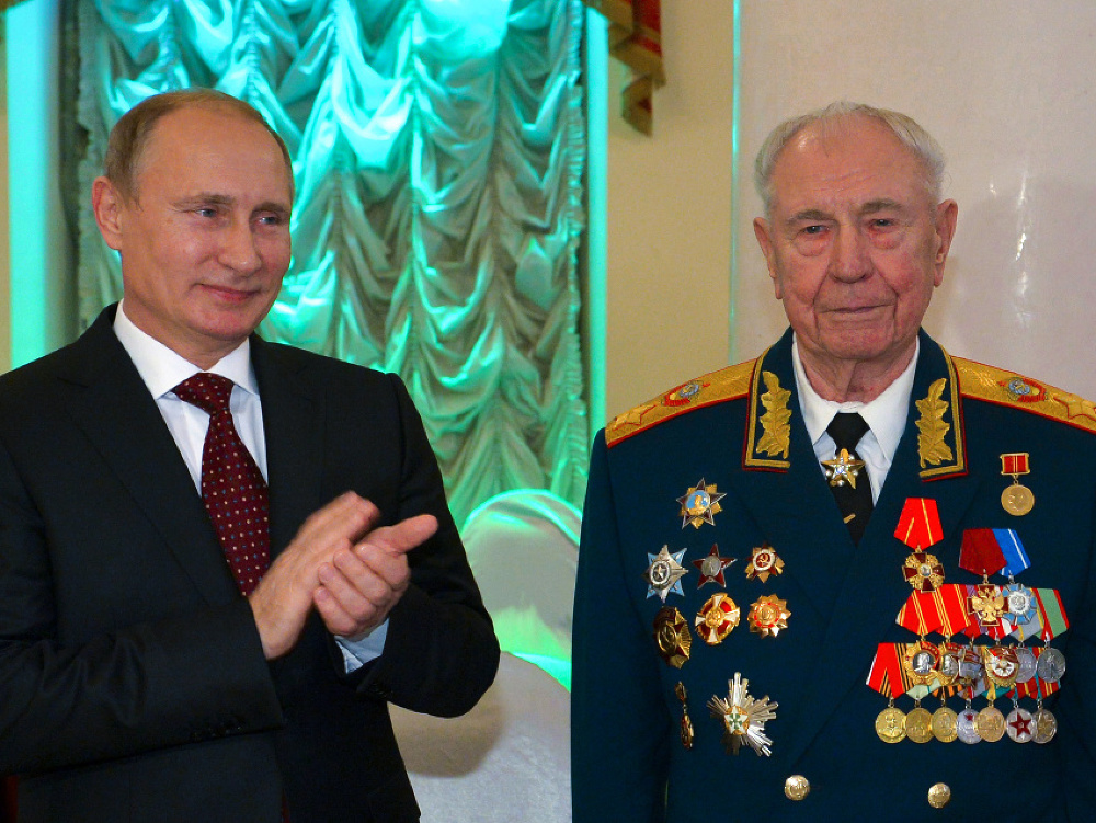 Vladimir Putin (vľavo) a maršal Sovietskeho zväzu Dmitrij Jazov