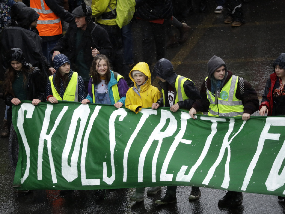 Švédska klimatická aktivistka Greta Thunbergová (uprostred) pochoduje s demonštrantmi počas školského klimatického protestu v Bristole