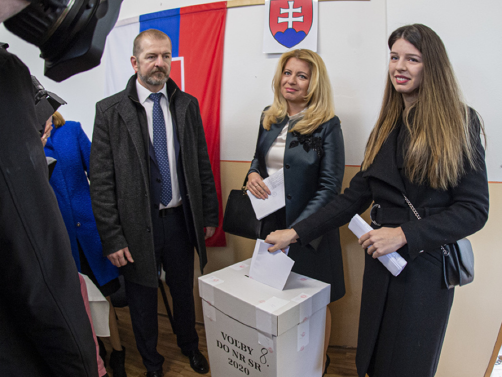 Na snímke prezidentka SR Zuzana Čaputová čaká s dcérami pred volebnou miestnosťou vo voľbách do Národnej rady