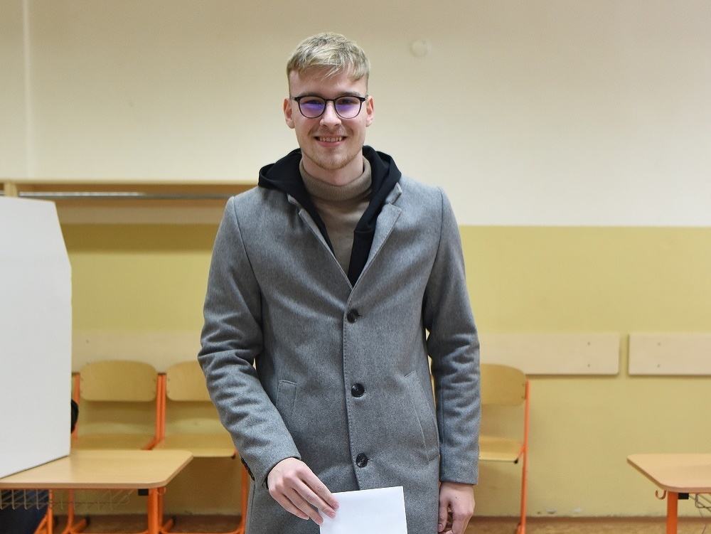 Na snímke prvovolič Samuel vhadzuje hlasovací lístok v obálke do volebnej schránky vo volebnej miestnosti vo voľbách do Národnej rady Slovenskej republiky v Trnave