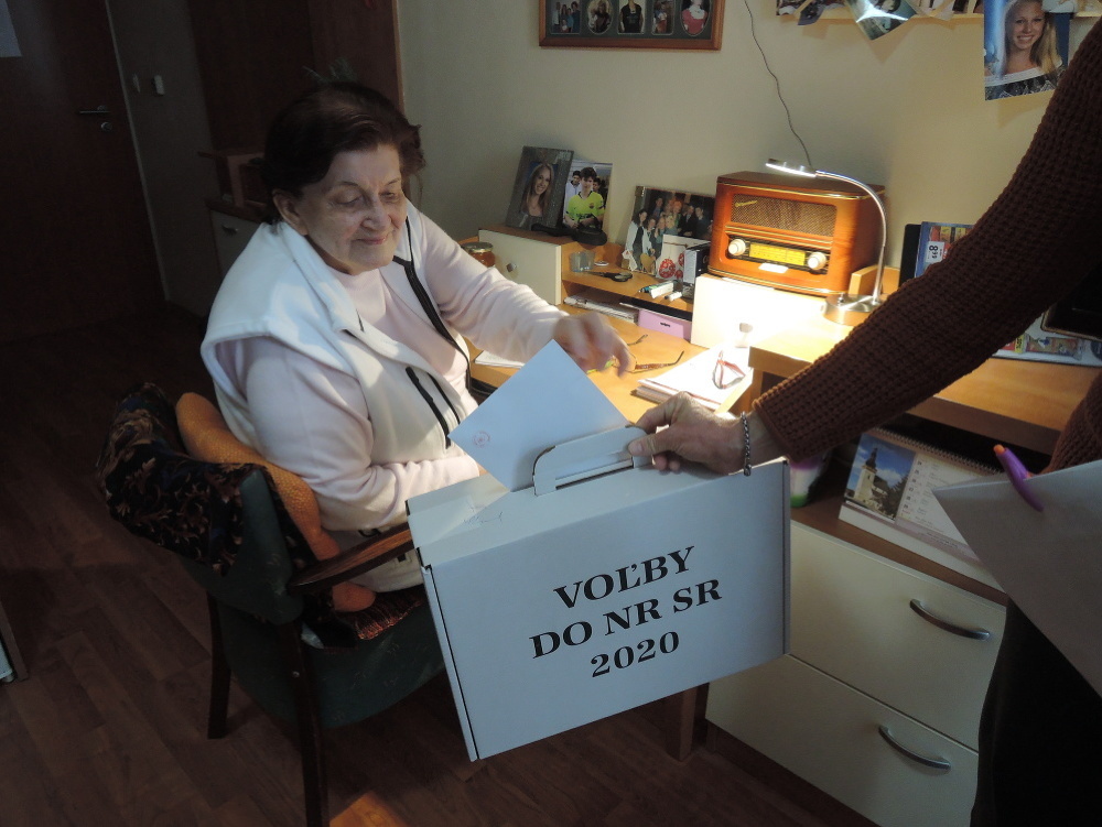 Na snímke klienti zariadenia pre seniorov v obci Jablonové na Záhorí vhadzuje obálku s hlasovacím lístkom do prenosnej volebnej schránky