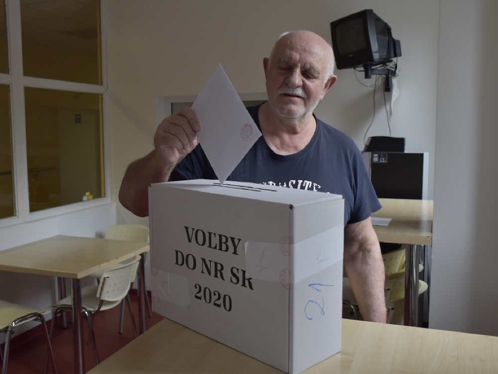 Na snímke volič vhadzuje obálku s volebným lístkom do prenosnej volebnej schránky vo voľbách do Národnej rady Slovenskej republiky v Ústrednej vojenskej nemocnici (ÚVN) SNP v Ružomberku