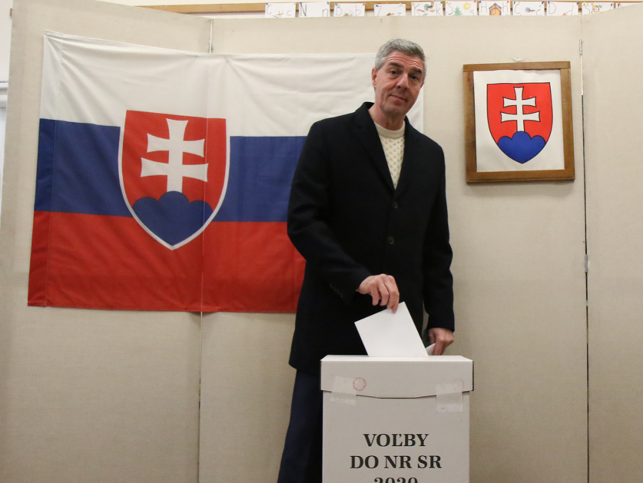 Podpredseda NR SR a predseda strany Most-Híd Béla Bugár počas volebného aktu v rámci volieb do Národnej rady SR
