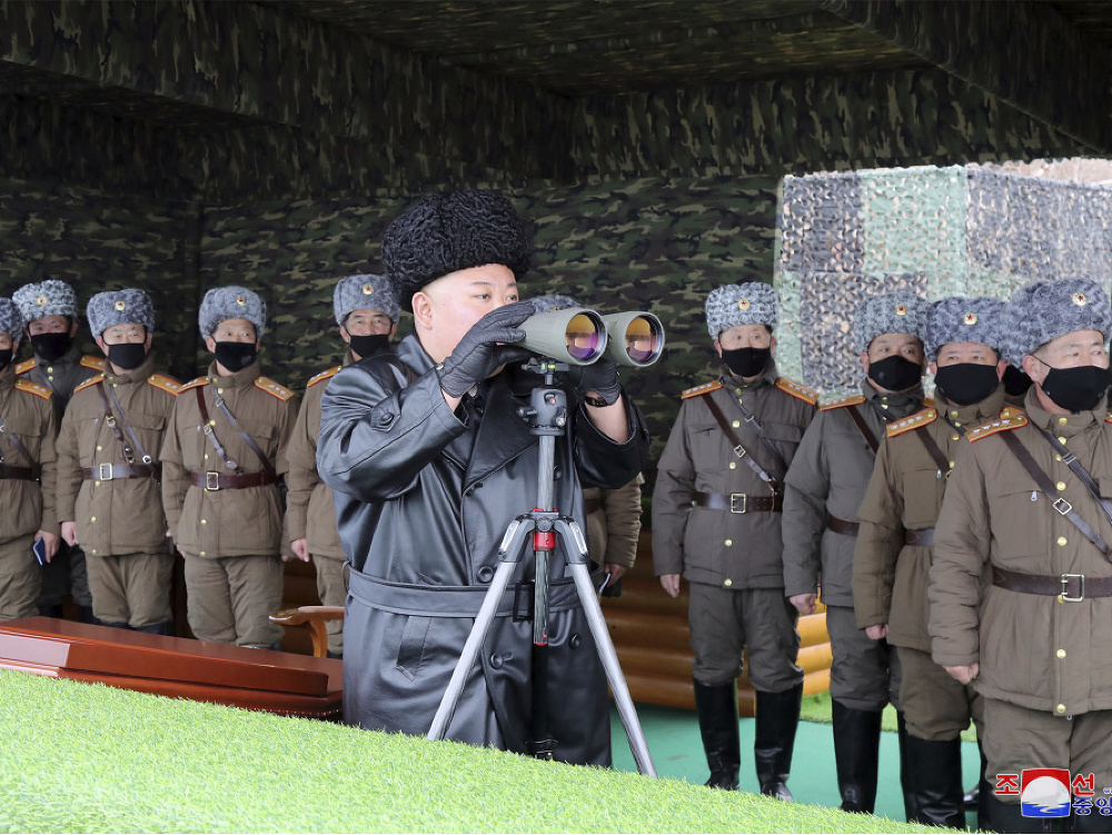 Kim Čong-un sleduje vystrelenie rakiet