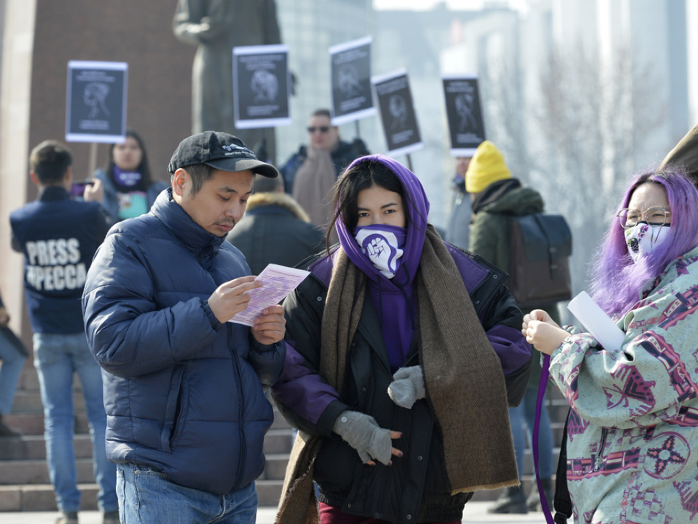 Aktivisti - ženy i muži - sa v nedeľu zišli na jednom z námestí hlavného mesta Biškek. 