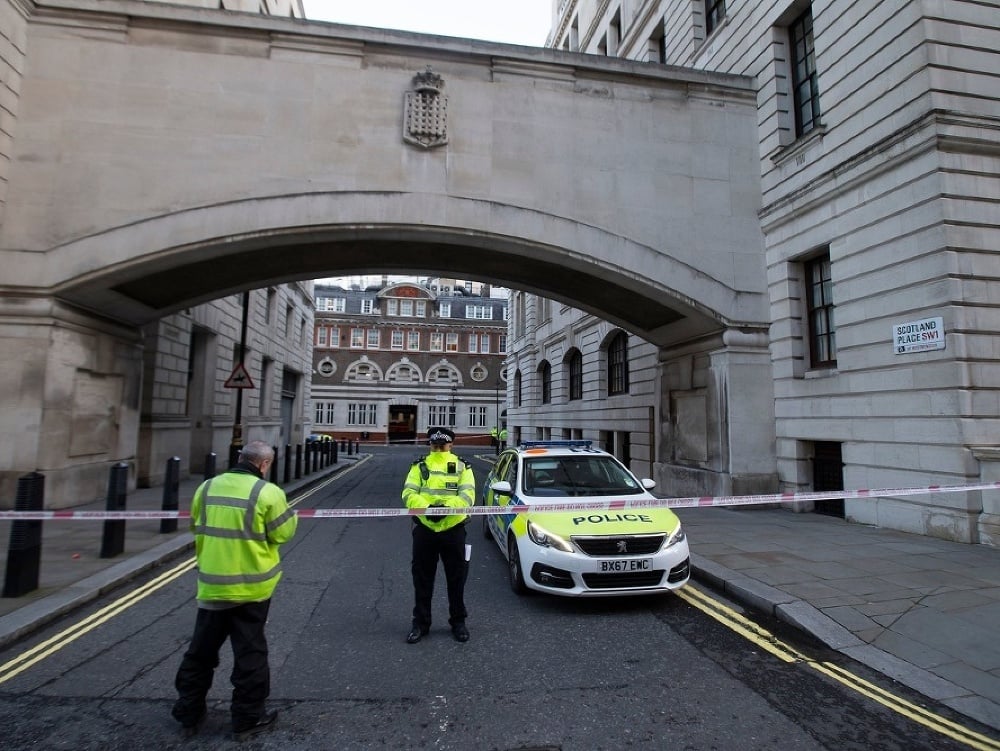Policajná hliadka si pred polnocou vo štvrti Westminster všimla muža, ktorý sa správal podozrivo