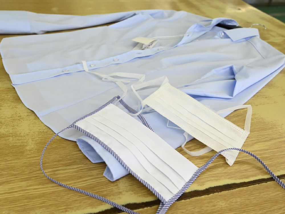 Bánovská textilná spoločnosť už začína s výrobou ochranných rúšok.