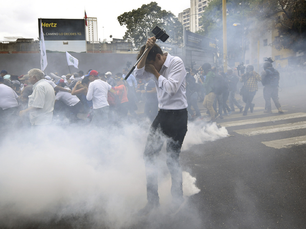 Venezuelská poriadková polícia použila v hlavnom meste Caracas slzotvorný plyn.