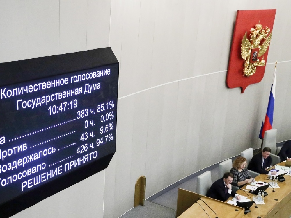 Štátna duma, ktorá je dolnou komorou parlamentu odobrila zákon o zmene o ústavy. Na snímke tabuľa s výsledkom hlasovania v Moskve