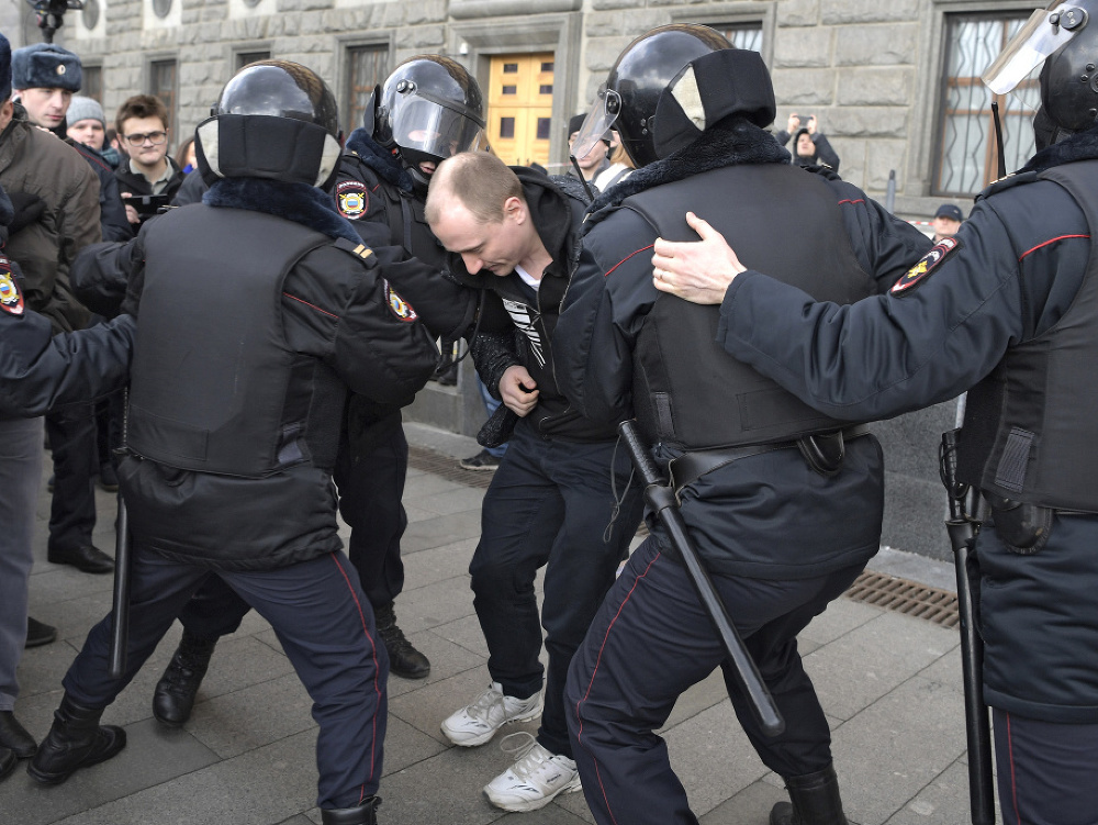 Polícia zatkla 49 ľudí pri proteste proti politickým represiám v Moskve