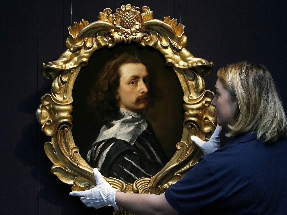 Zamestnankyňa spoločnosti Sotheby´s drží autoportrét Sira Anthonyho van Dycka počas fototermínu v Londýne.