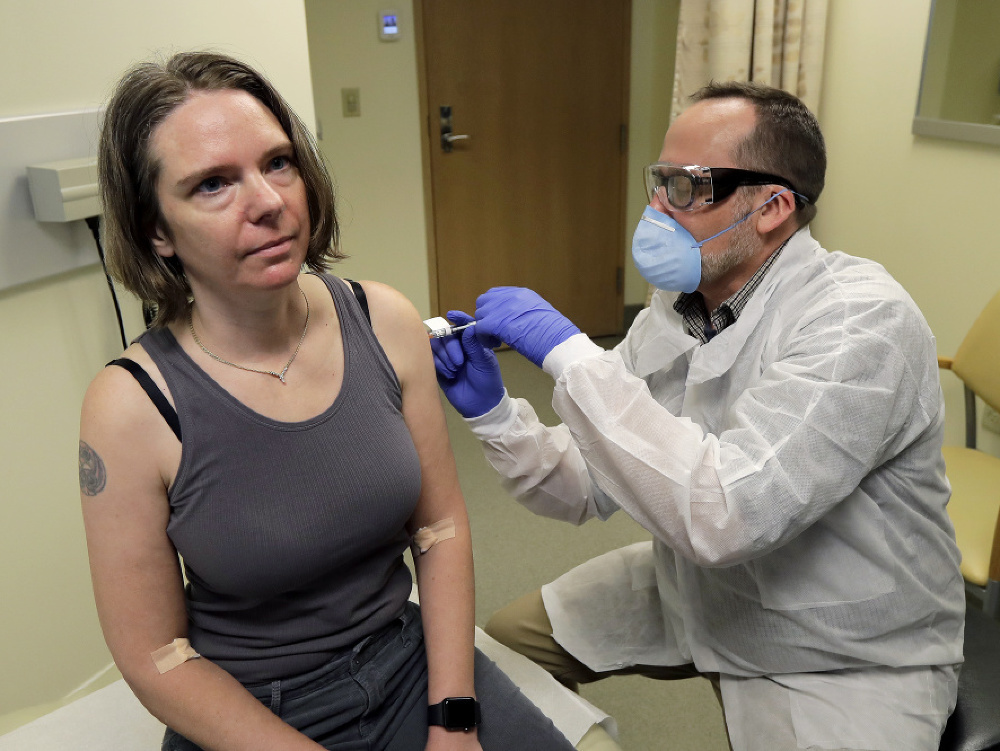 Dobrovoľníčka Jennifer Hallerová dostáva ako prvá v poradí vakcínu proti novému koronavírusu
