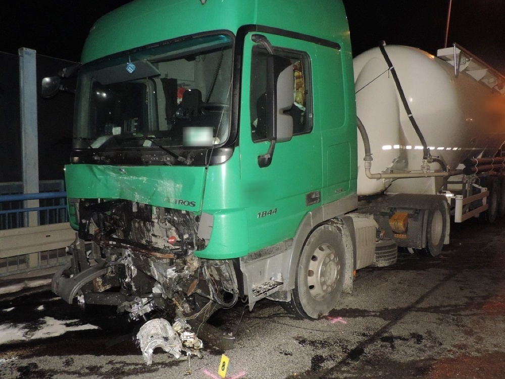 Pri nočnej dopravnej nehode nákladného a osobného motorového vozidla pred tunelom Horelica v Čadci vyhasol jeden ľudský život.