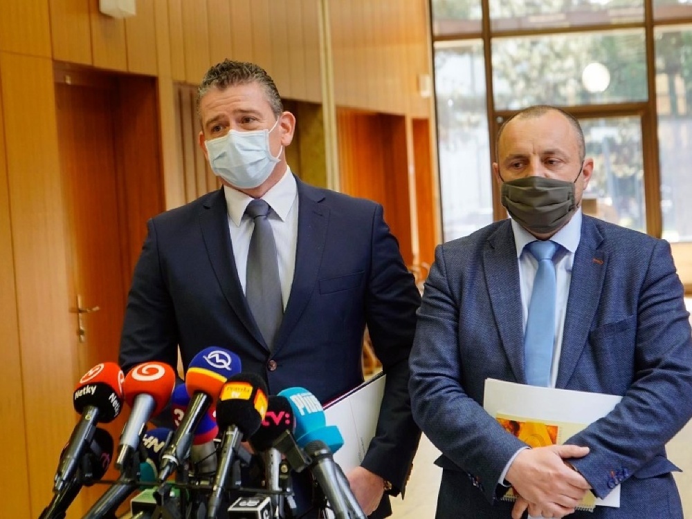 Zľava minister vnútra Roman Mikulec a štátny tajomník ministerstva vnútra Lukáš Kyselica