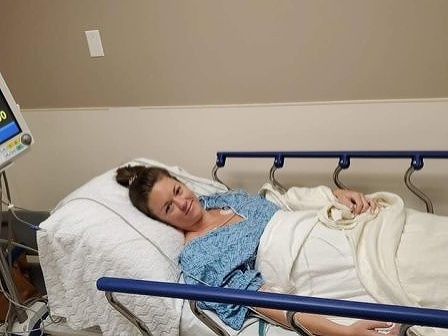 Jenna po zákroku v nemocnici