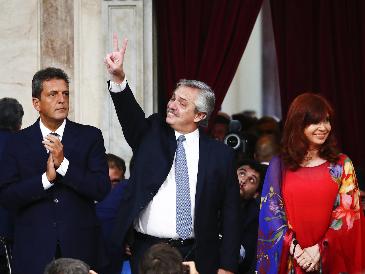 Prezident Alberto Fernández (v strede)