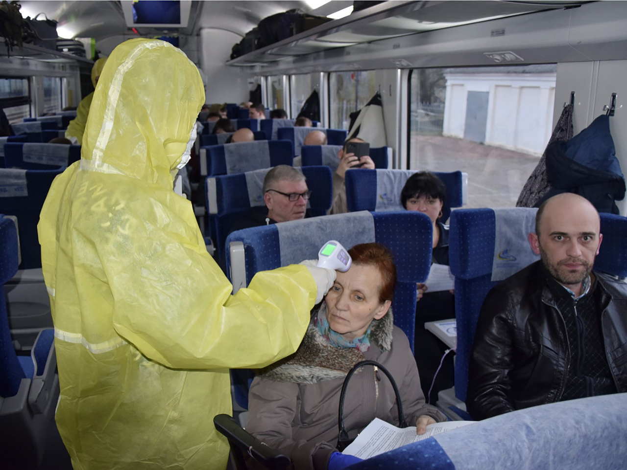 Medik kontroluje teplotu vo vlaku na ukrajinsko-poľskej hranici