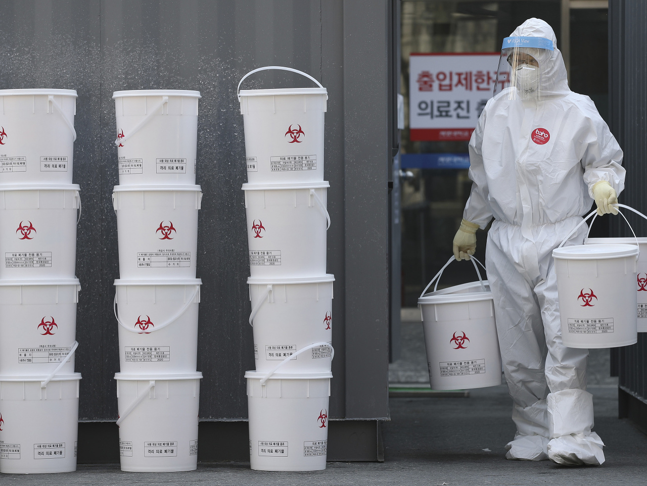 Zamestnanec s novými plastovými vedrami s medicínskym odpadom v nemocnici Dongsan v juhokórejskom meste Tegu