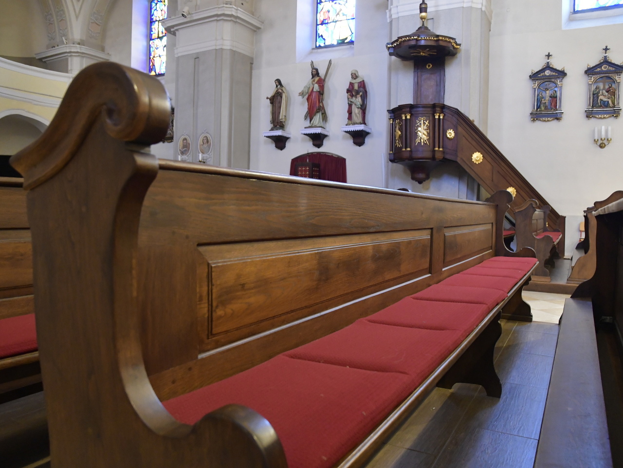 Na snímke prázdna lavica počas neverejnej omše v Kostole sv. Štefana v Piešťanoch
