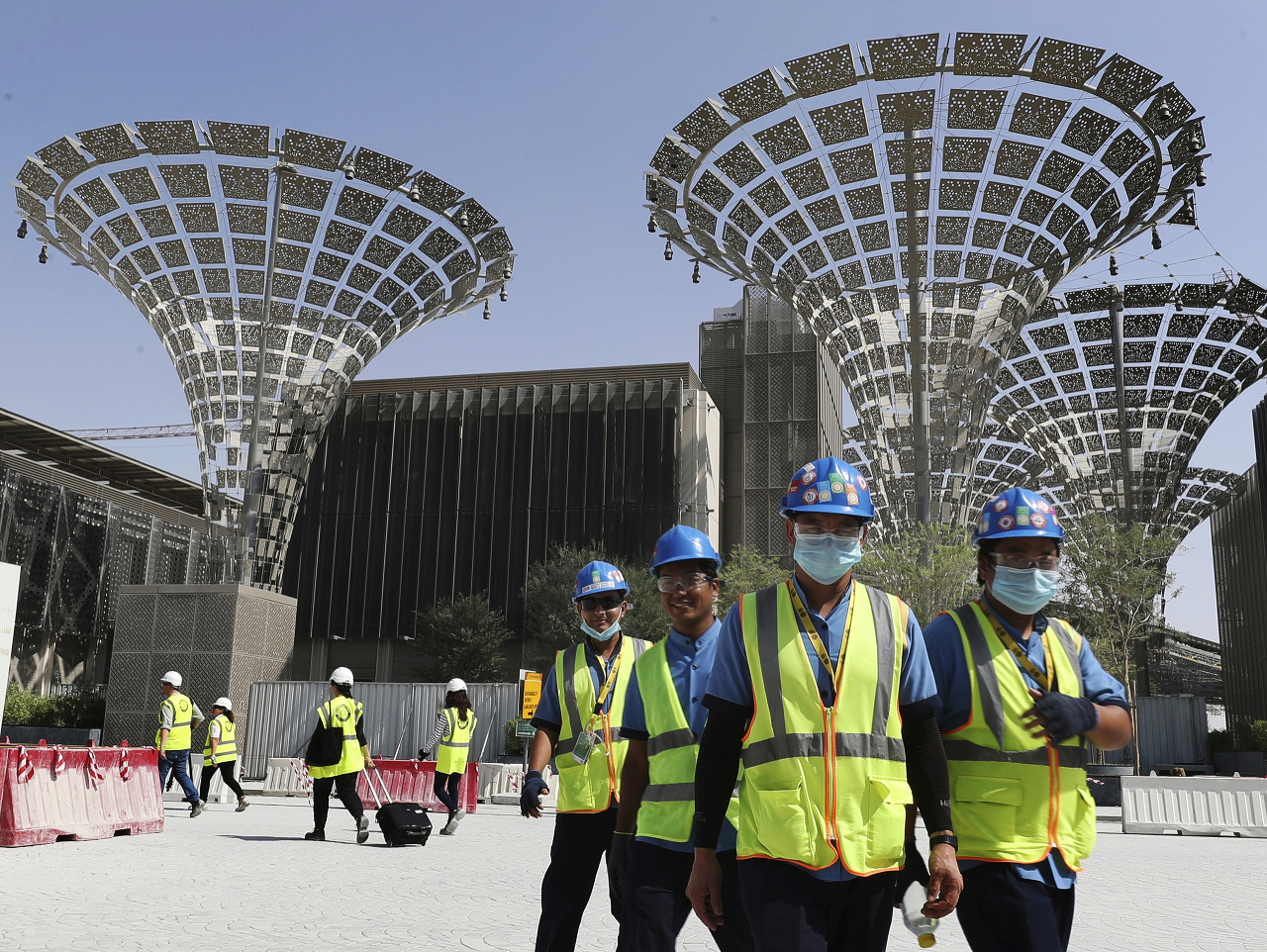 Na archívnej snímke technickí pracovníci kráčajú popri budove, v ktorej sa uskutoční Svetová výstava EXPO 2020 v Dubaji.