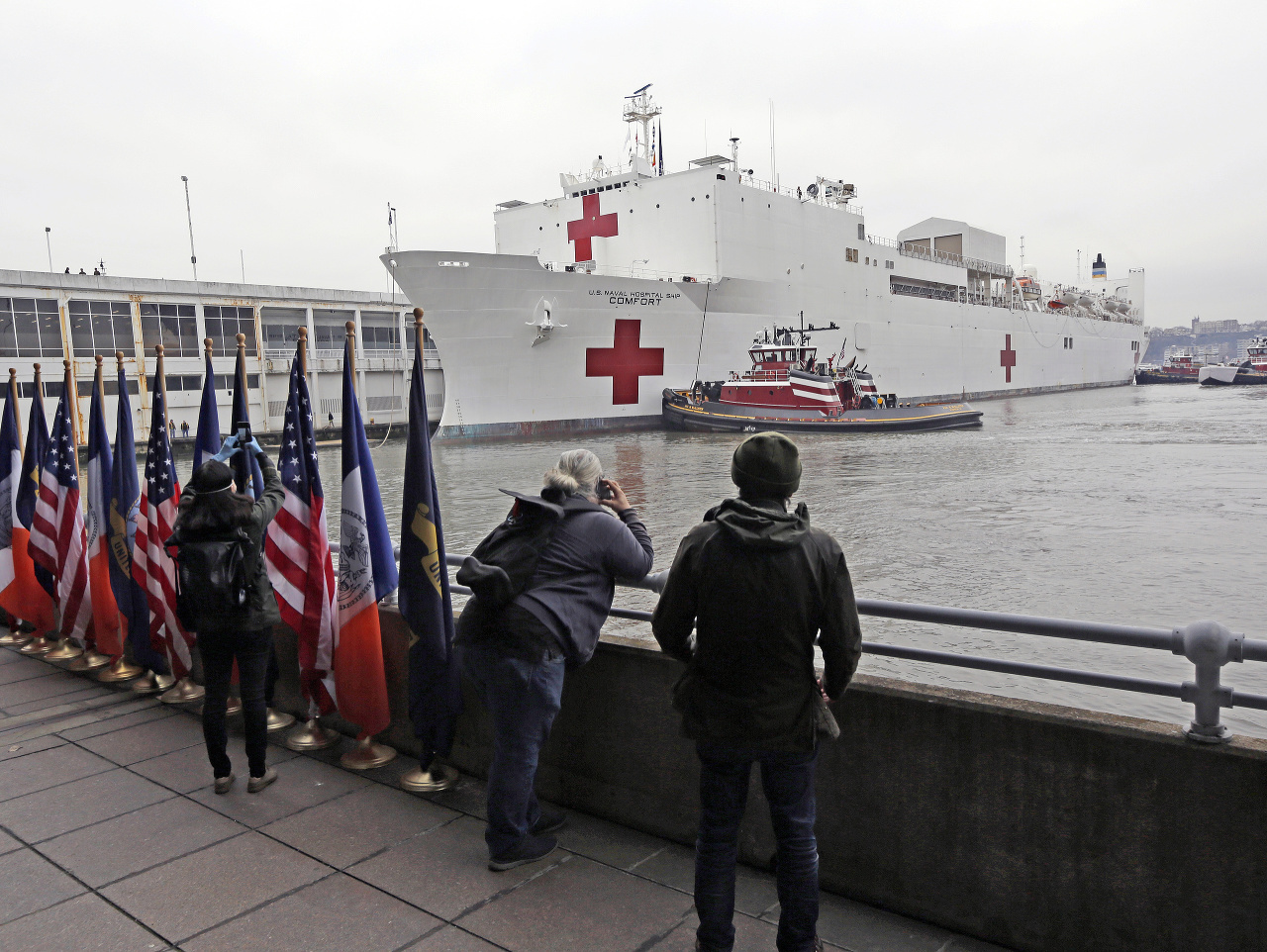 Fotografi fotia nemocničnú loď amerického vojenského námorníctva, ktorá  priplávala do New Yorku