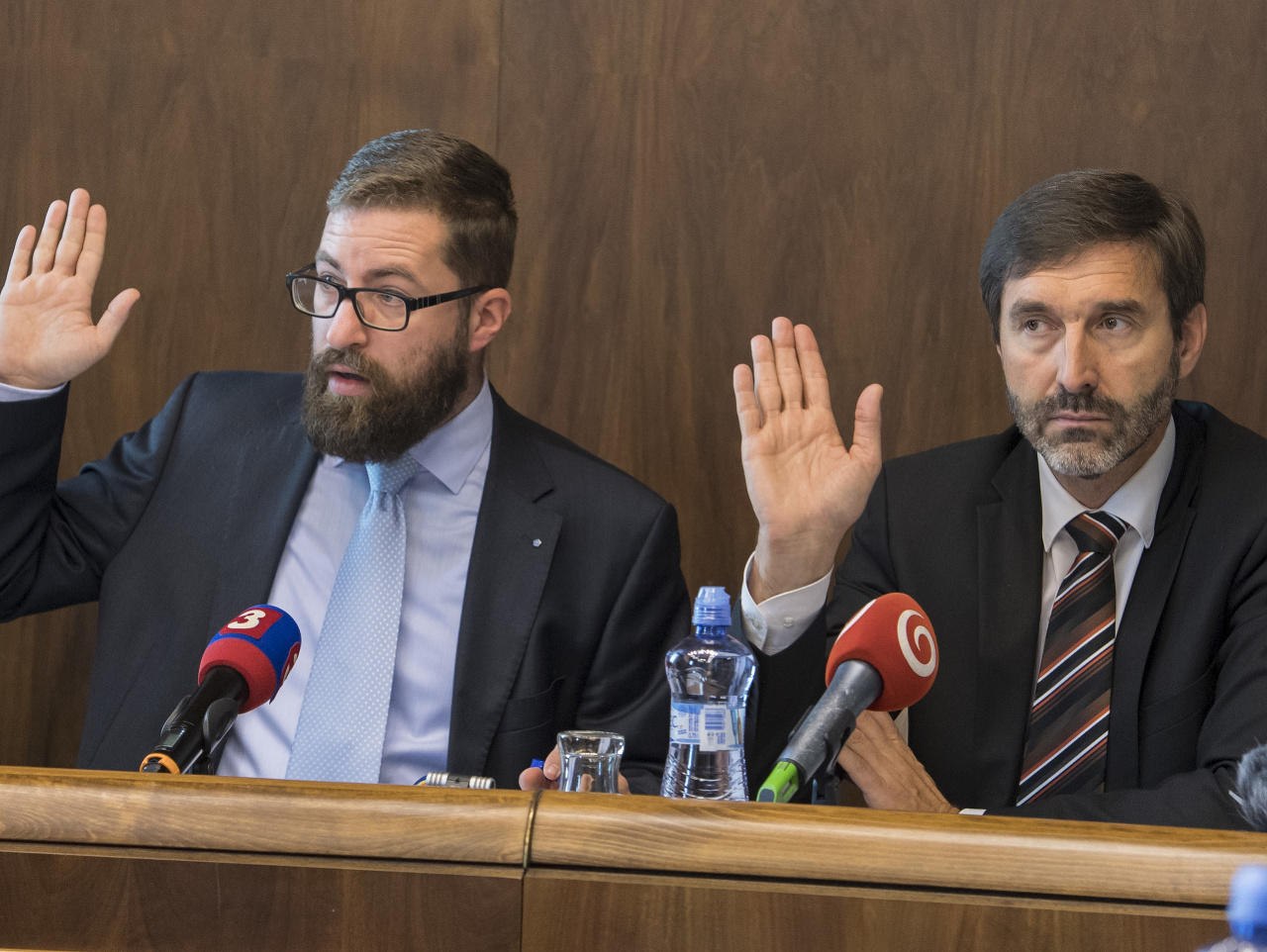 Na snímke vľavo predseda Výboru NR SR pre nezlučiteľnosť funkcií Martin Poliačik (SaS) a vpravo podpredseda výboru Juraj Blanár (SMER-SD) počas zasadnutia Výboru NR SR pre nezlučiteľnosť funkcií.