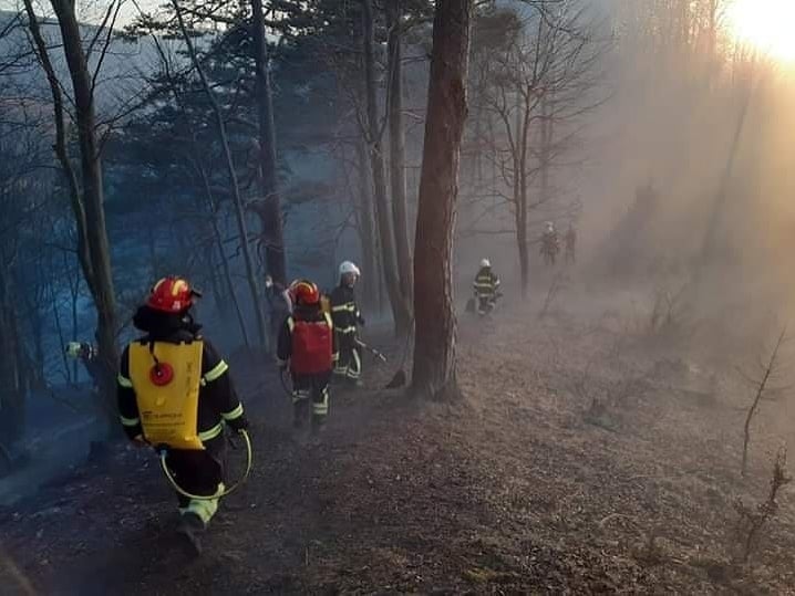 Zasahuje viac ako 40 hasičov
