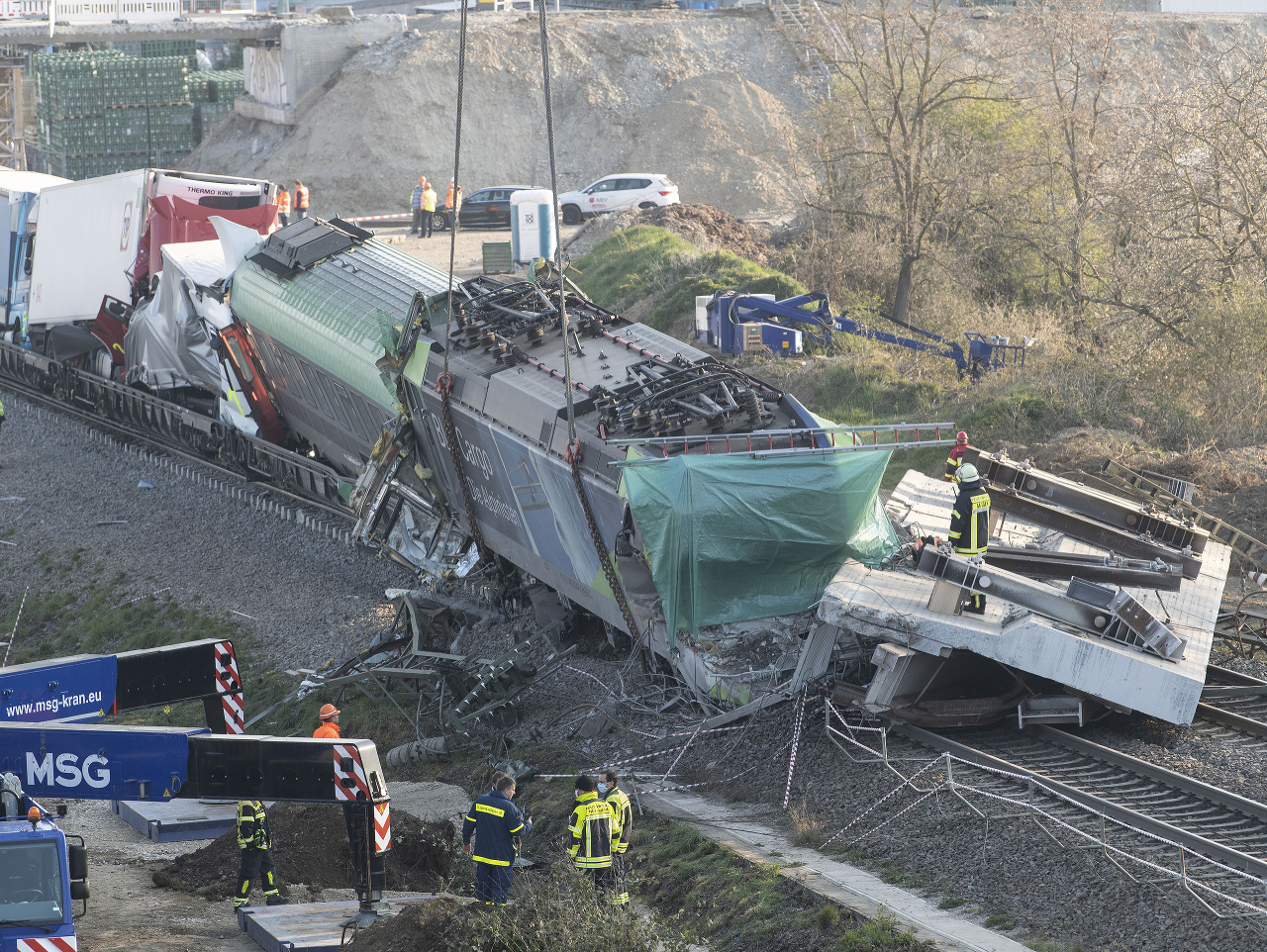 Záchranári zasahujú na mieste nehody nákladného vlaku v nemeckom Auggene neďaleko Freiburgu