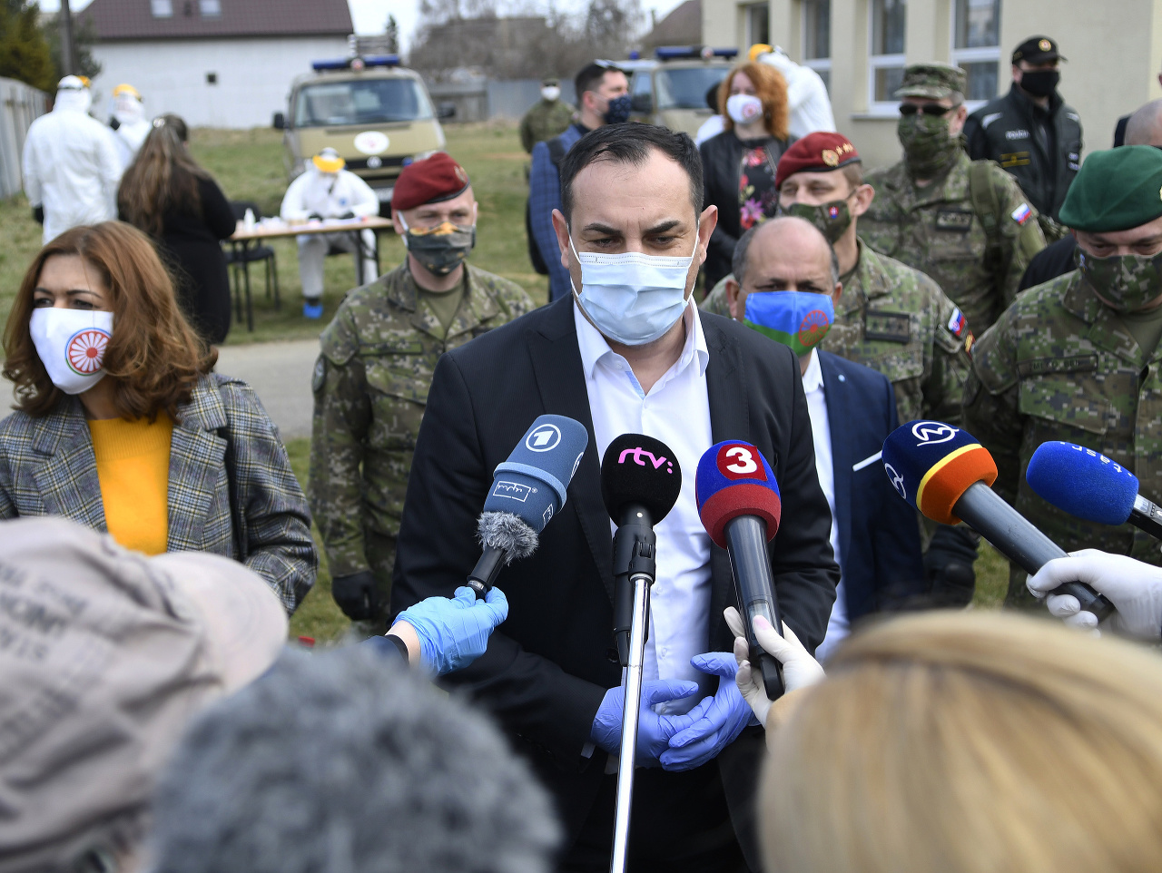 Príslušníci Ozbrojených síl SR odobrali klinické vzorky k testovaniu rómskych obyvateľov v obci Jarovnice 