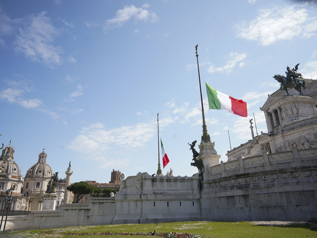 Talianske vlajky vejú na pol žrde počas uctenia si obetí pandémie nového koronavírusu na Pamätníku neznámeho vojaka v Ríme