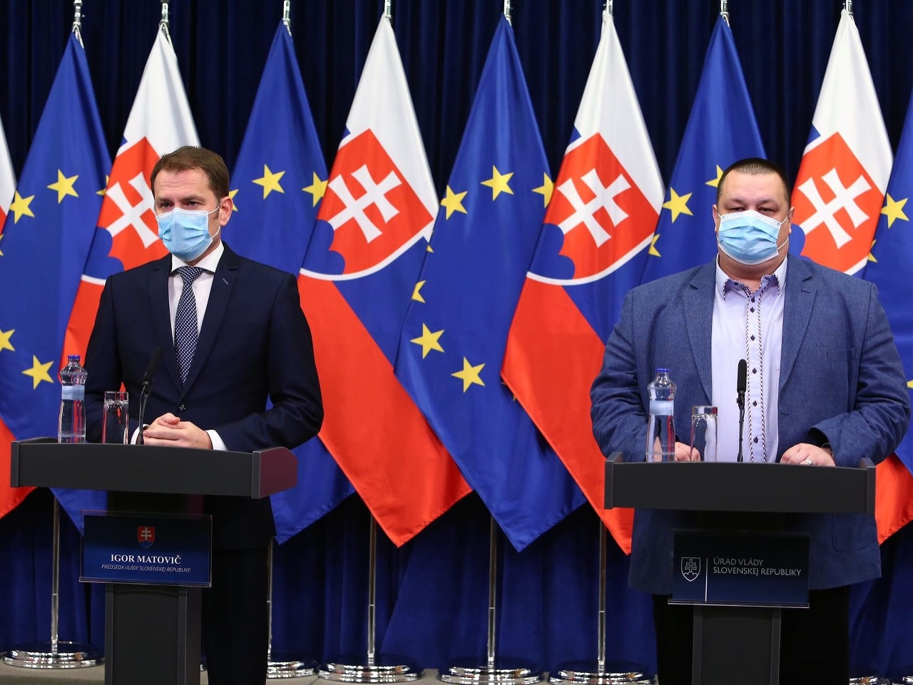Premiér Igor Matovič s hlavným hygienikom po prerušení zasadnutia krízového štábu