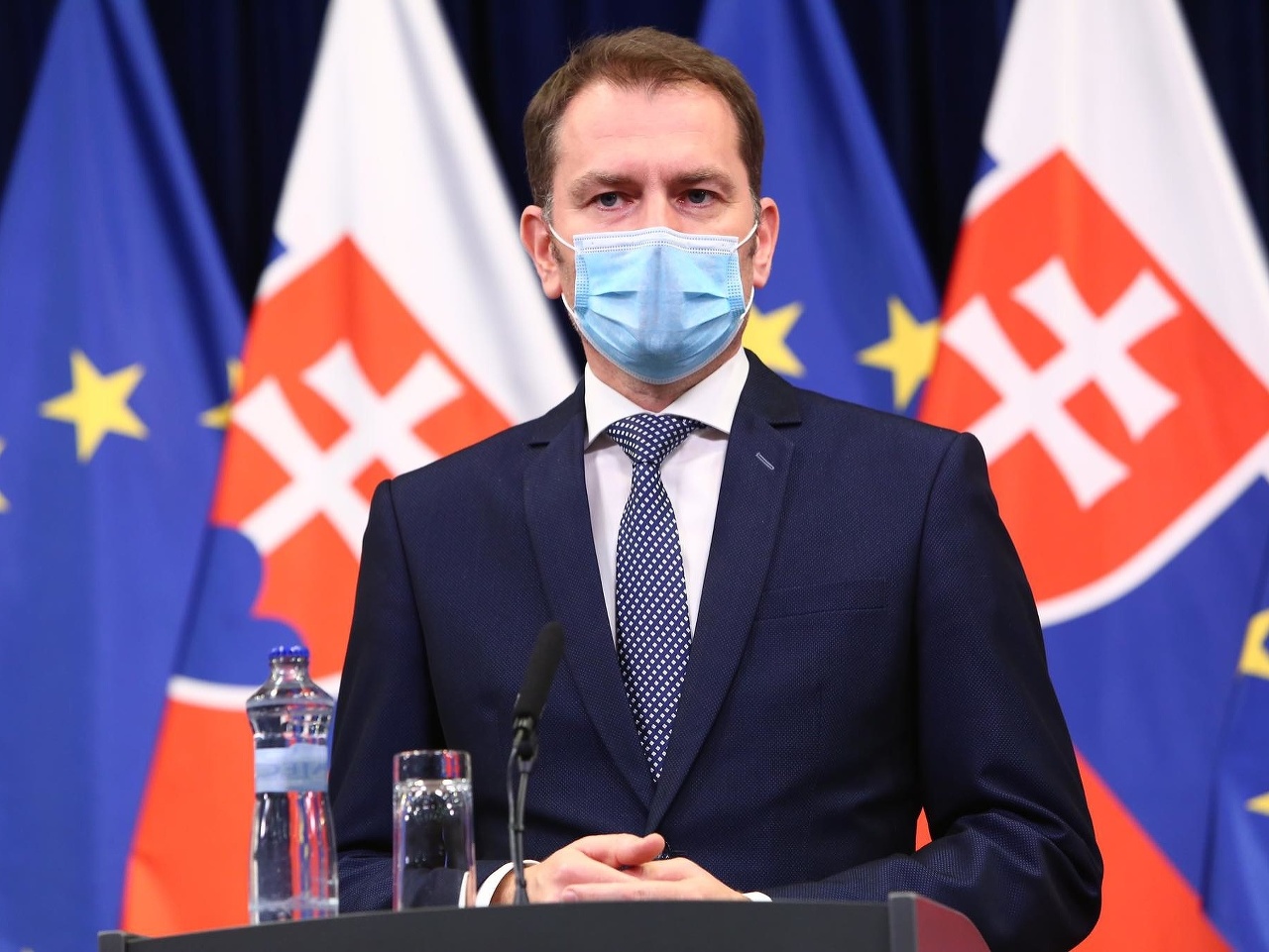 Premiér Igor Matovič s hlavným hygienikom po prerušení zasadnutia krízového štábu