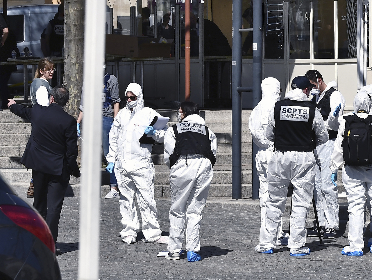 Policajti pátrajú po mužovi, ktorý zaútočil nožom v obchodnom centre i na ulici v meste Romans-sur-Isere ležiacom v krajine Drôme na juhovýchode Francúzska