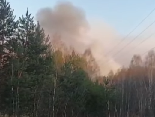 Ukrajinskí hasiči bojujú s požiarom v zóne černobyľskej jadrovej elektrárne